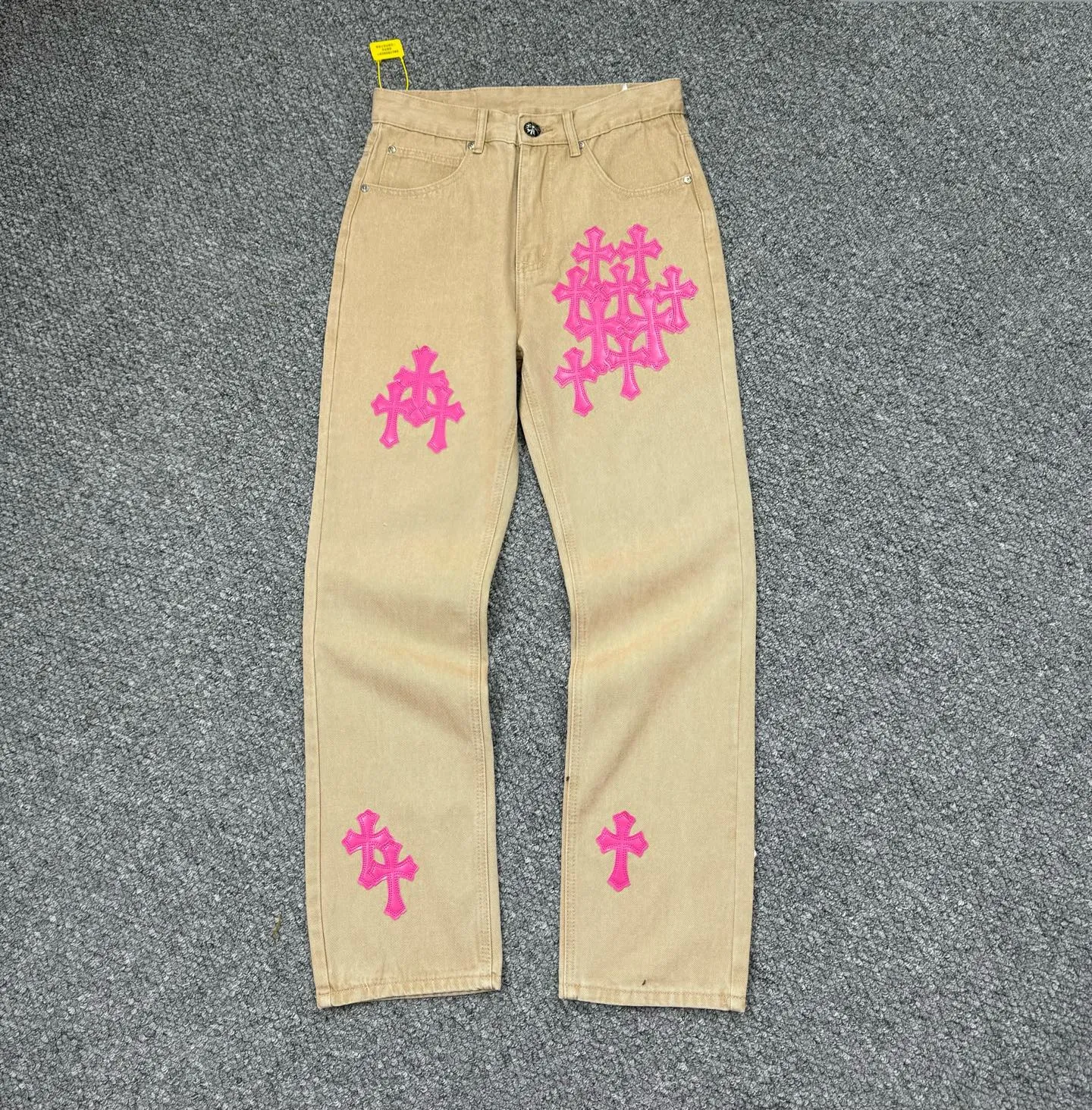 P240 Style No.: H849 ChromeHearts & Chrome Hearts [New on the unlabeled support platform] 2025 new khaki leather couple's washed jeans, top ceiling quality, styles with different washed textures, very friendly to people with thin legs and thick legs, straight and loose version very flattering leg shape, timeless moderate length, easy and casual to match, basic styling for various styles, a must-have in the wardrobe! The fabric is stiff but also makes the upper body soft without losing texture. The washing process is even more perfect. It is a must-have item for everyone! ! !  Size: 28-30-32-34 Color: Khaki